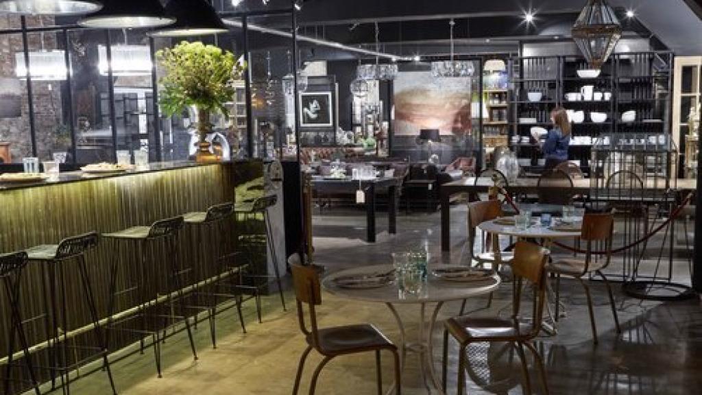 Uno de los espacios de la tienda y restaurante Iluzione