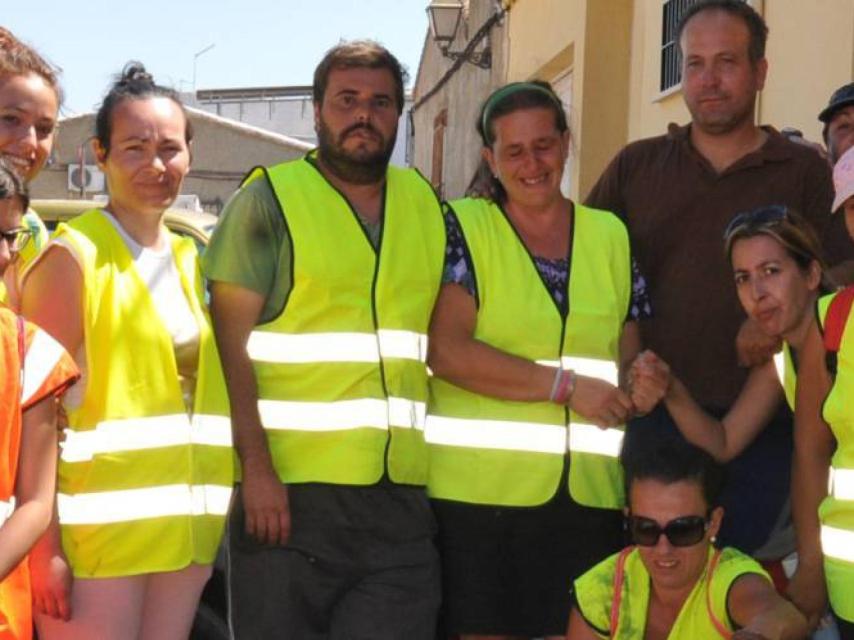 Durante los días que se mantuvo huida, los padres de Benita organizaron batidas vecinales para dar con ella. En el centro, Pedro, junto a su pareja, María del Carmen, la madre de Benita.
