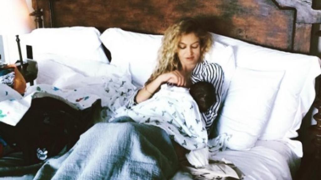 Paulina Rubio da el pecho al pequeño Eros, nacido el pasado mes de marzo.