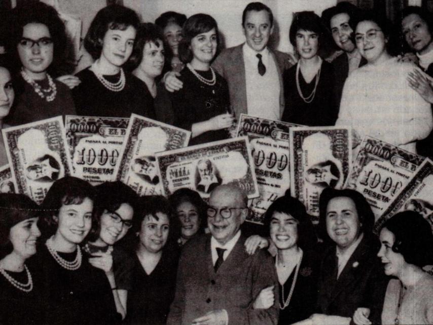 Para alegrar a los lectores en el nuevo año se organizaba en Navidades un sorteo como El Gordo, pero en plan modesto y con fines benéficos. Arriba, el fundador, Eugenio Suárez.