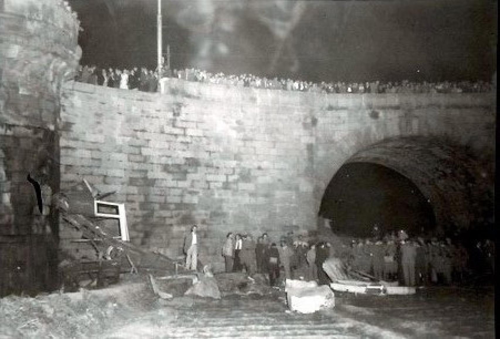 Un tranvía se despeñó en Madrid al bajar hacia el puente de Toledo. Más de 70 muertos. Ninguna imagen del accidente pudo ver la luz.