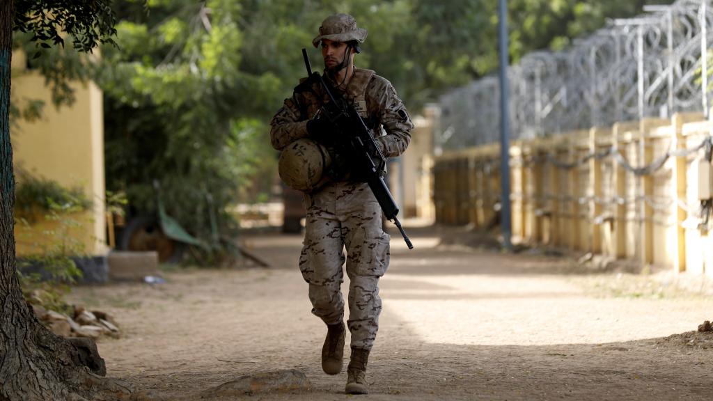 Un soldado español patrulla en la base militar de Koulikoro, en Mali.