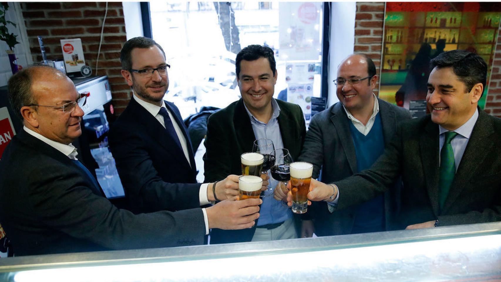 Los ponentes brindan tras presentar el documento en Génova.