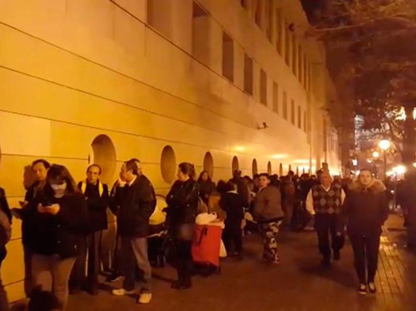 Cientos de personas hacen cola en un banco de alimentos valenciano.