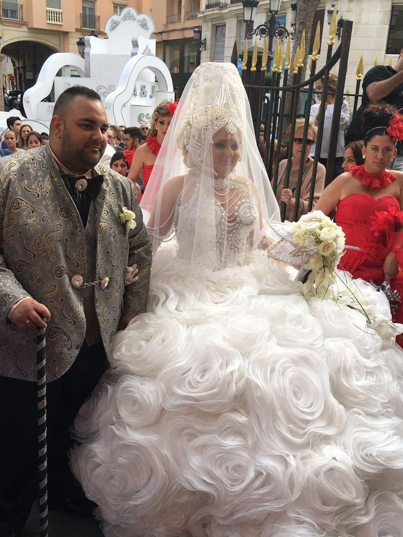 La novia llegando a la iglesia.