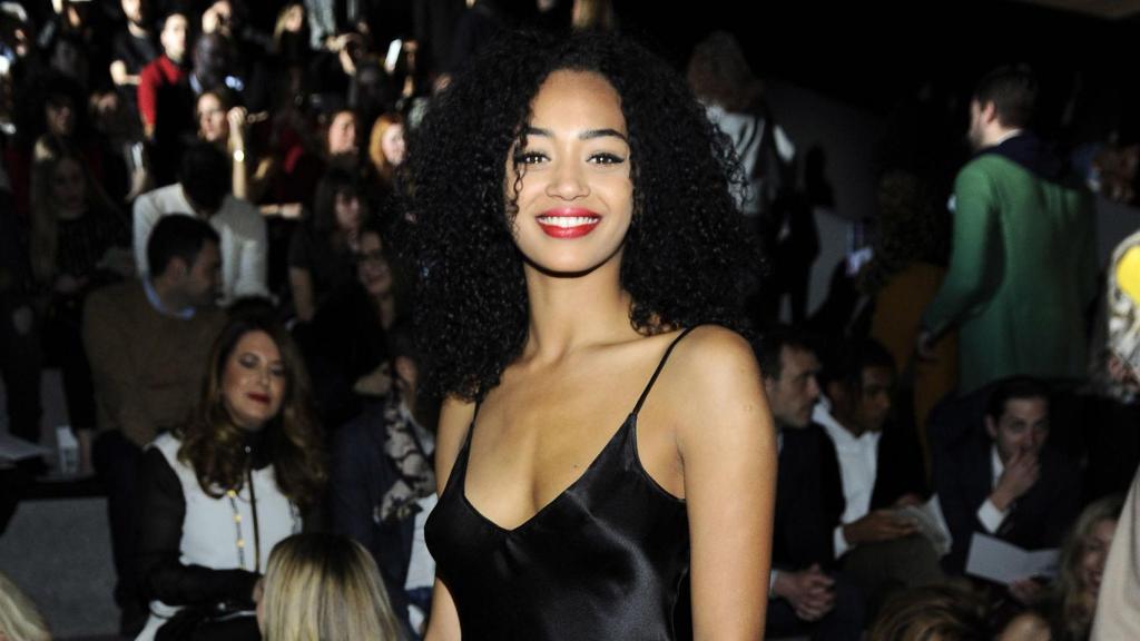 Berta Vázquez posa para los fotógrafos en la pasarela Cibeles.