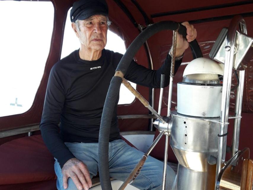 Su barco es su casa. Vive en él desde hace diez años.