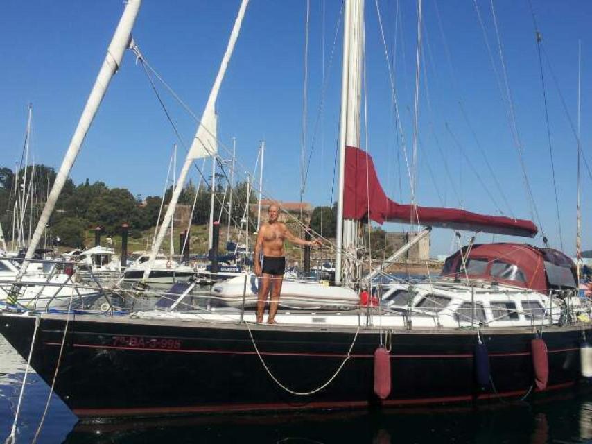 Lázaro este verano en su barco.