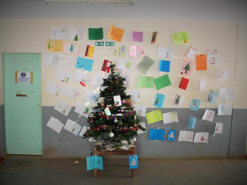 Las felicitaciones navideñas acompañan al árbol instalado en el pabellón español de Koulikoro.