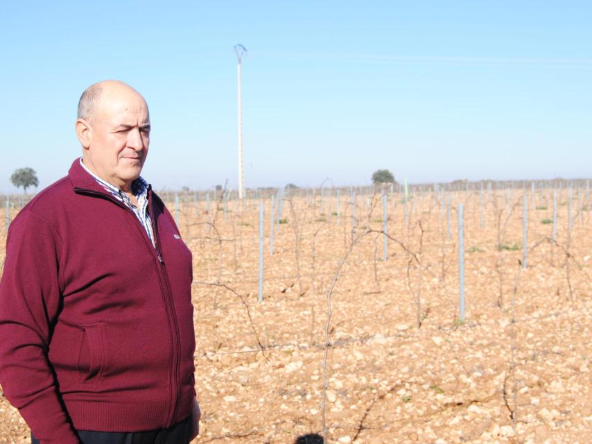 César Delgado, agricultor de 65 años, ahora puede dedicarse a disfrutar de sus nietos, de 3 y 6 años.