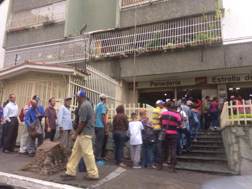 Más de cincuenta personas hacen cola para intentar comprar pan