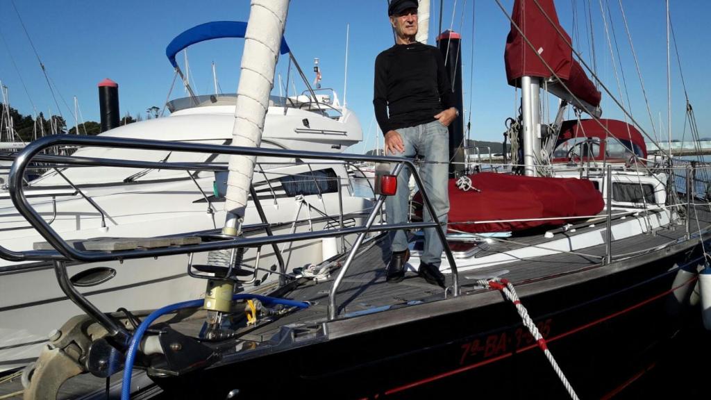 El capitán Larzábal en la proa de su barco, en el que vive en el puerto de Baiona(Pontevedra).