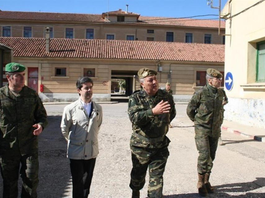 El alcalde de Huesca, Luis Felipe, en el interior del cuartel Sancho Ramírez .