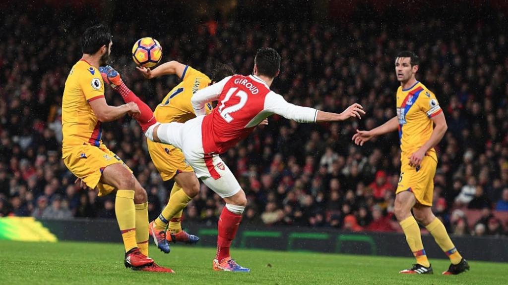 Giroud en el momento de su acrobático remate, un gol que luchará por el trofeo Puskas.