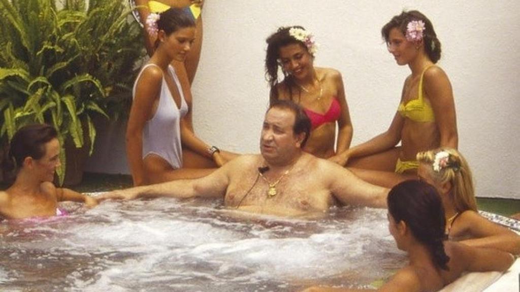 Jesús Gil en el jacuzzi, rodeado de algunas chicas que participaban en su programa de televisión.