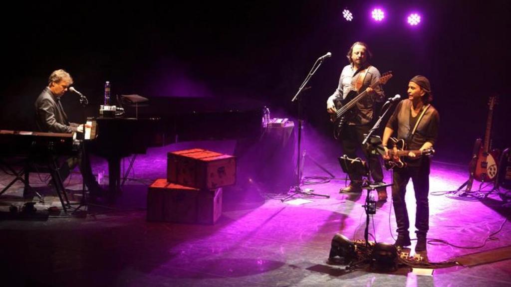 Alvaro Urquijo, cantante y guitarrista del grupo Los Secretos, en Zaragoza.