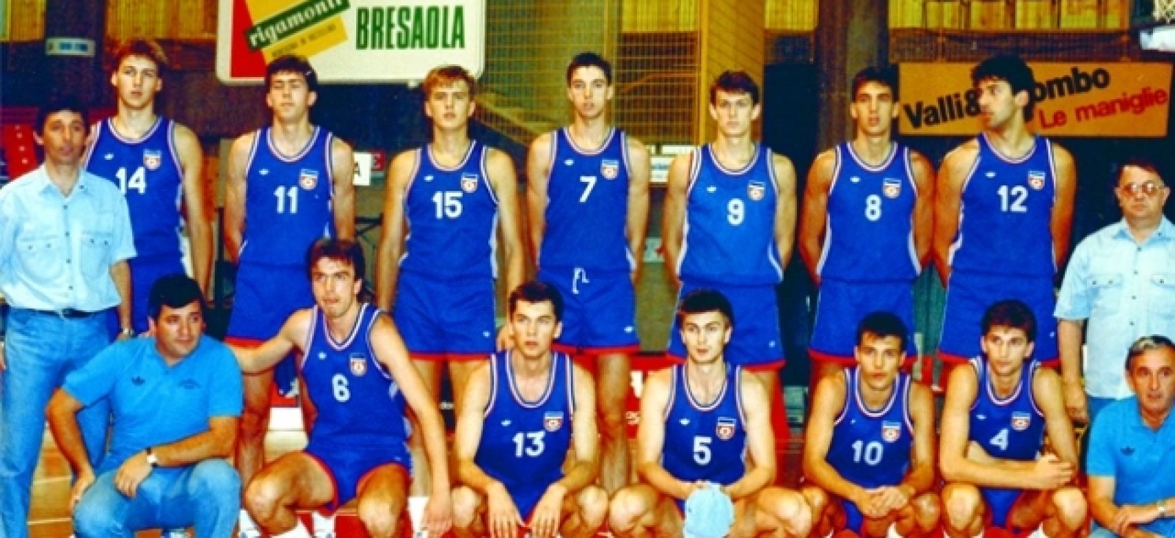 Toni Kukoc (número 7) durante el Mundial júnior de 1987.