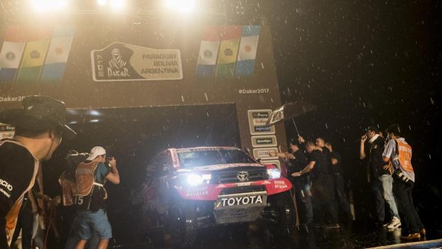 La estrategia y los problemas mecánicos marcan el primer día del Dakar