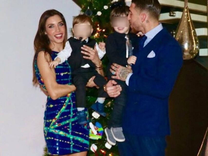 Pilar Rubio junto a sus hijos en una foto navideña.
