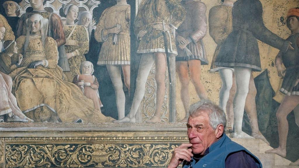 John Berger en el Museo del Prado, con un fondo de la Cámara de los esposos, de Mantua.