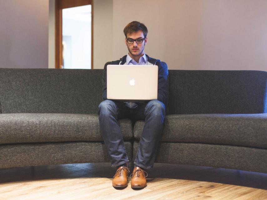 En Francia, se acabó contestar correos desde el sofá de casa