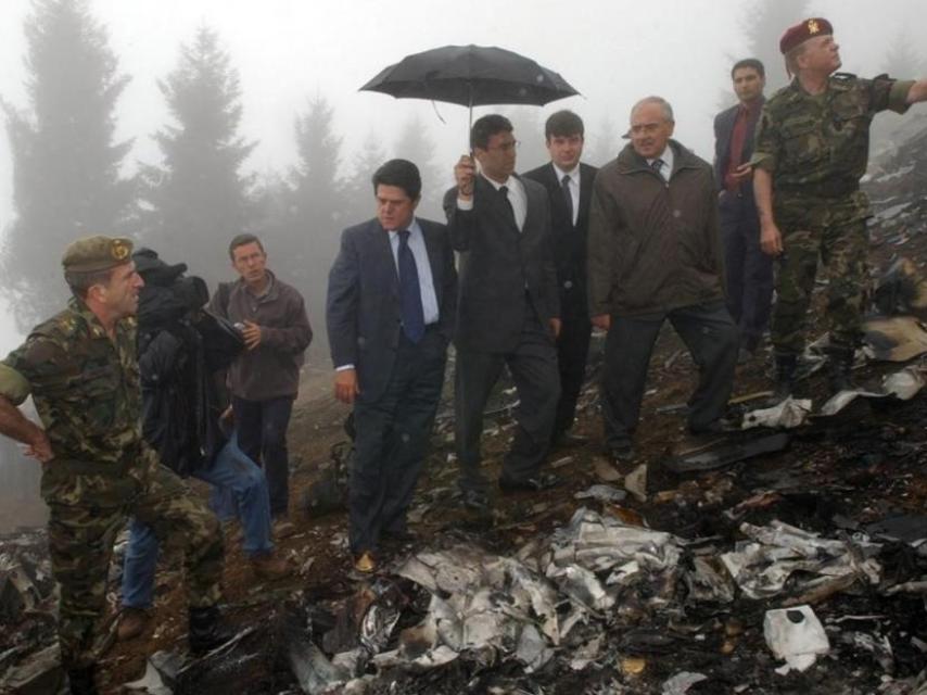 El entonces ministro de Defensa, Federico Trillo, en el lugar del siniestro