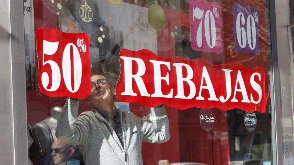 Un comercio durante el periodo de rebajas.