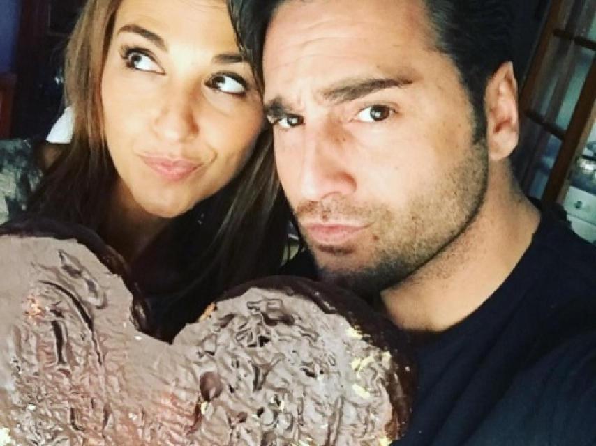 Paula y David con un corazón de chocolate.