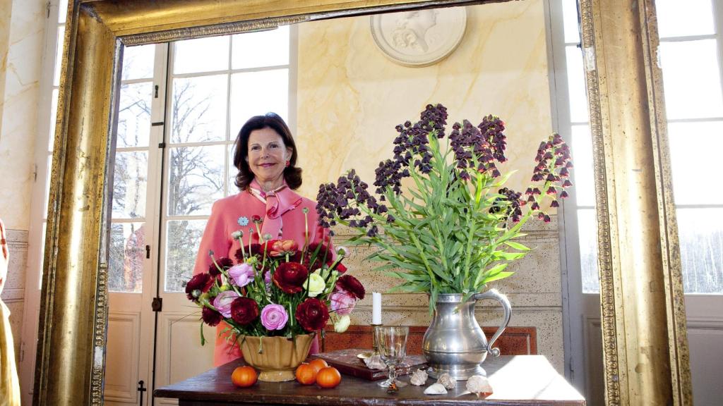 La reina Silvia de Suecia en una de las salas del Castillo de Drottningholm, en Estocolmo.