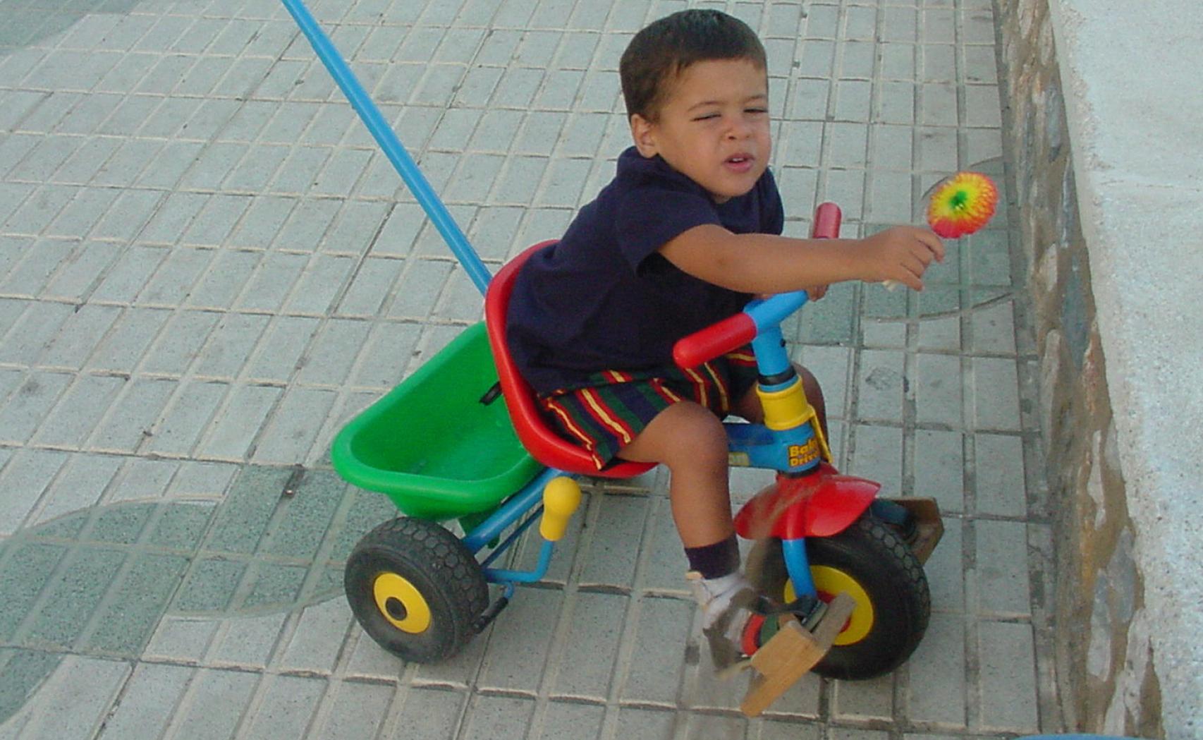Su padre Manuel le adaptó los pedales de un triciclo para que pudiese pedalear