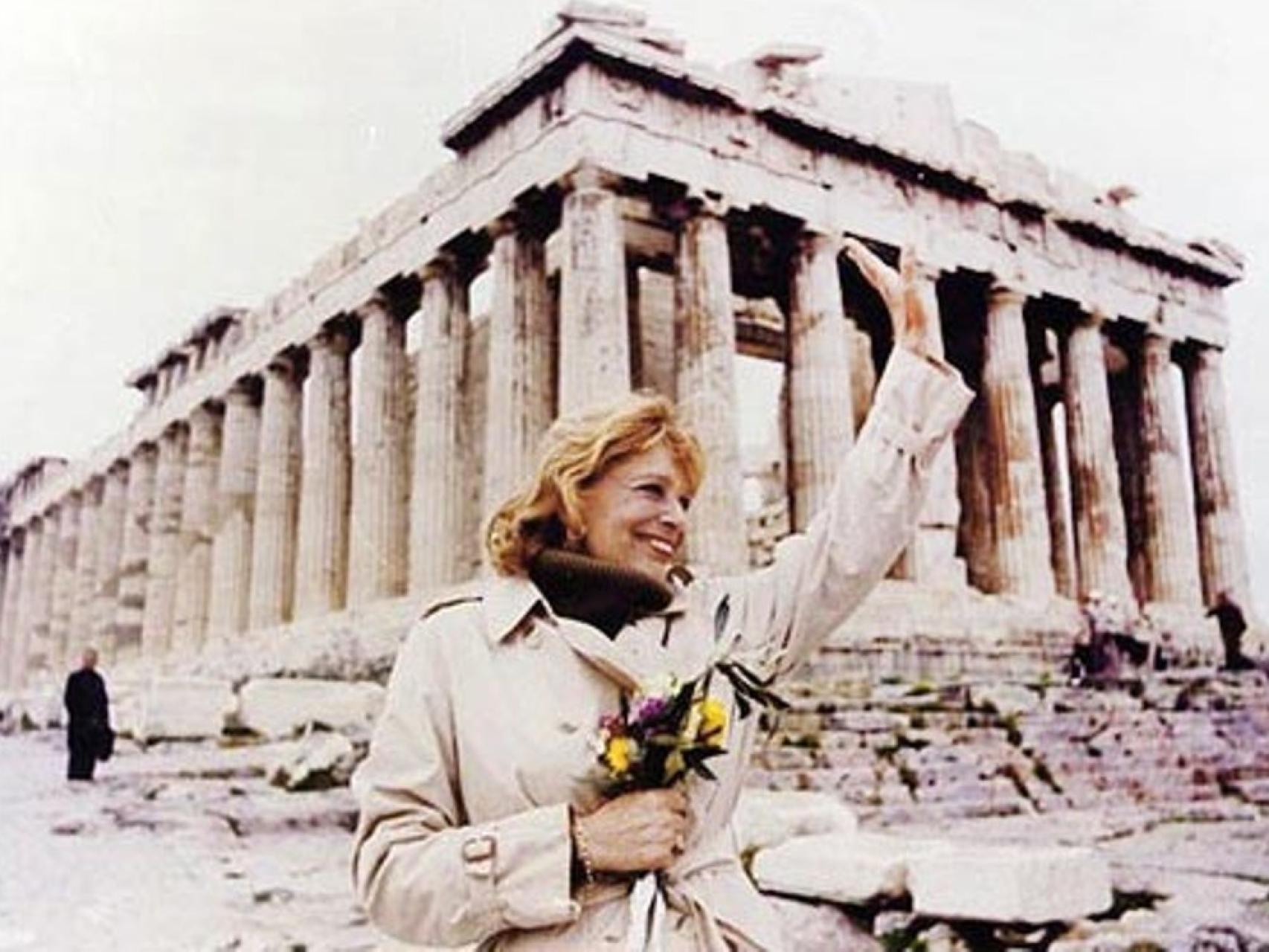 Melina Mercouri ante el Partenón.