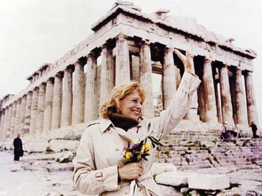 Melina Mercouri ante el Partenón.