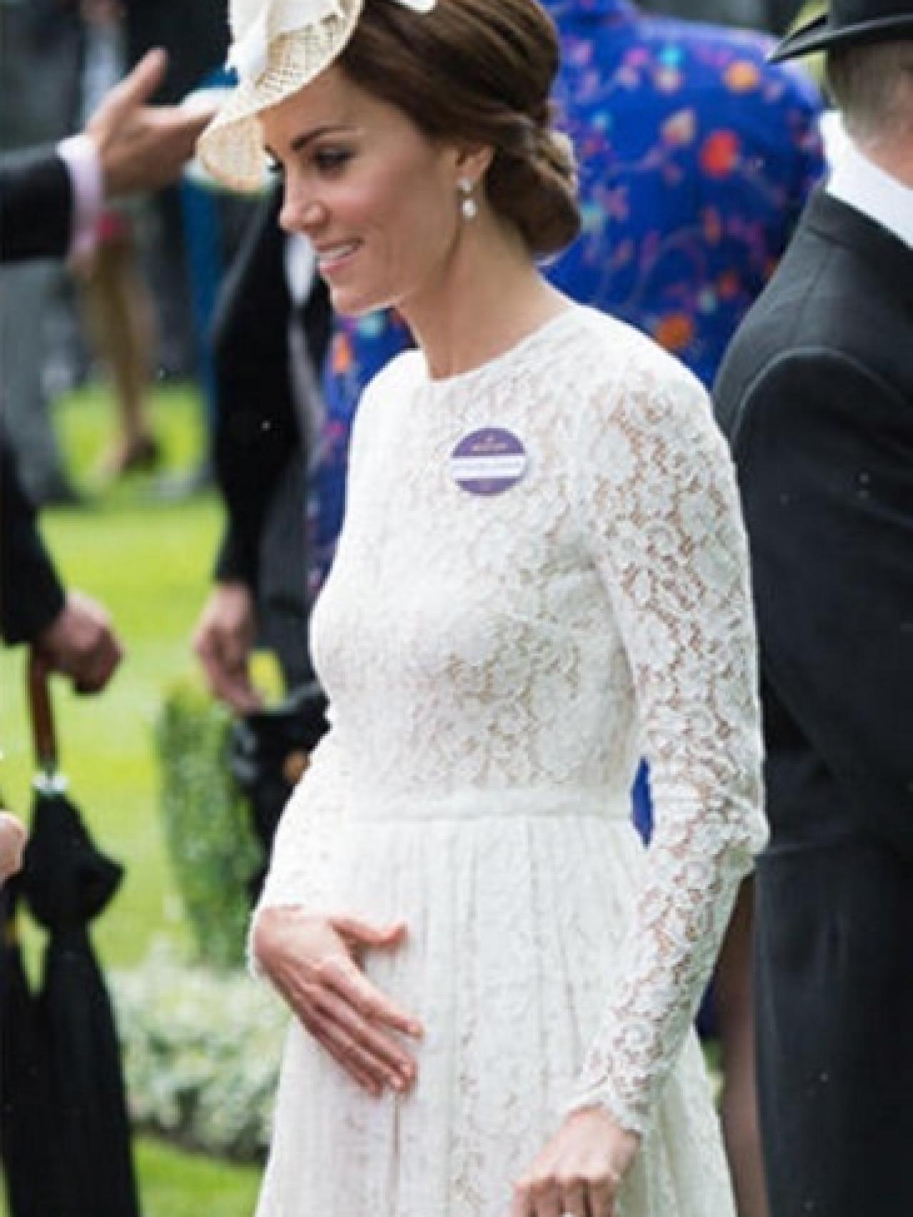 Los gestos de Kate Middleton sobre su tripa generaron los rumores sobre un posible embarazo.