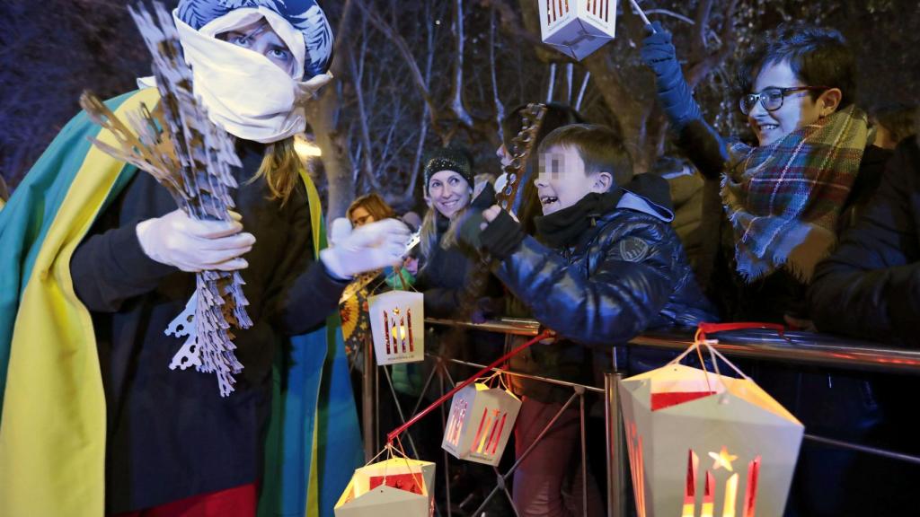 Farolillos independentistas en la cabalgata de Vic (Barcelona).