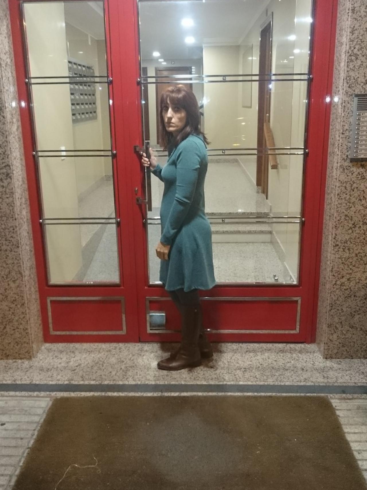 La colaboradora de EL ESPAÑOL en el portal donde ocurrieron los hechos hace 25 años.