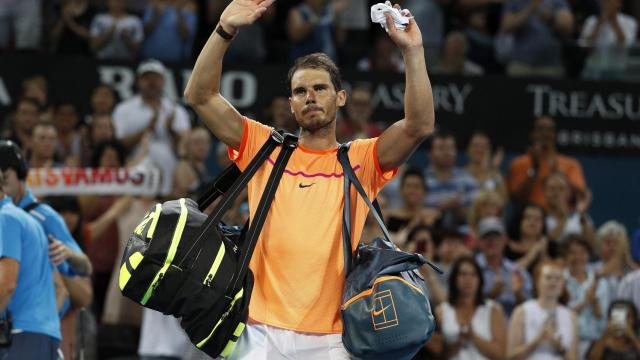 Rafa Nadal se despide del público tras caer eliminado en Brisbane.