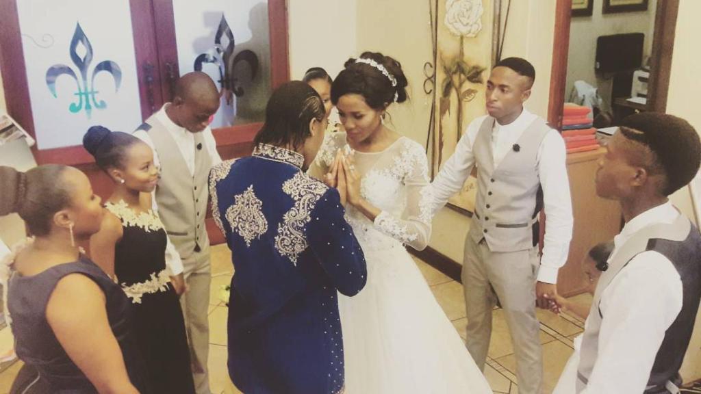 Semenya y su novia bailan durante la boda.