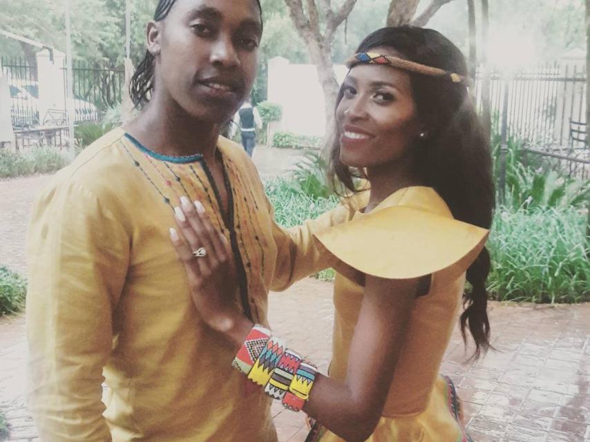 Caster Semenya y su novia vestidos de forma tradicional.
