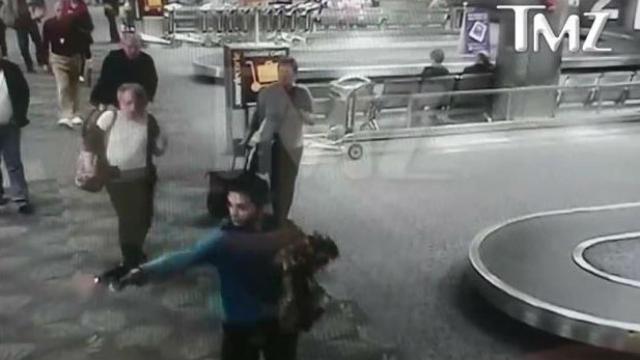 Captura de pantalla en la que Esteban Santiago inicia el tiroteo en la sala de equipajes del aeropuerto.
