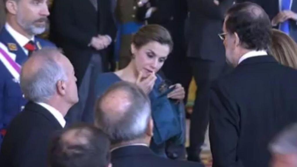 Letizia retocándose en su espejo de bolsillo.