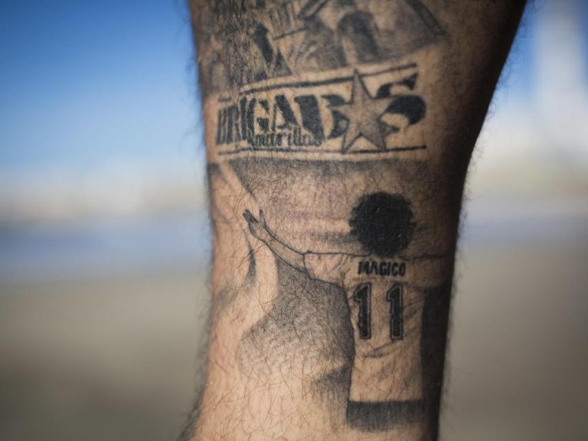 Tatuaje que un miembro de la peña cadista Brigadas Amarillas lleva en el gemelo de su pierna derecha.