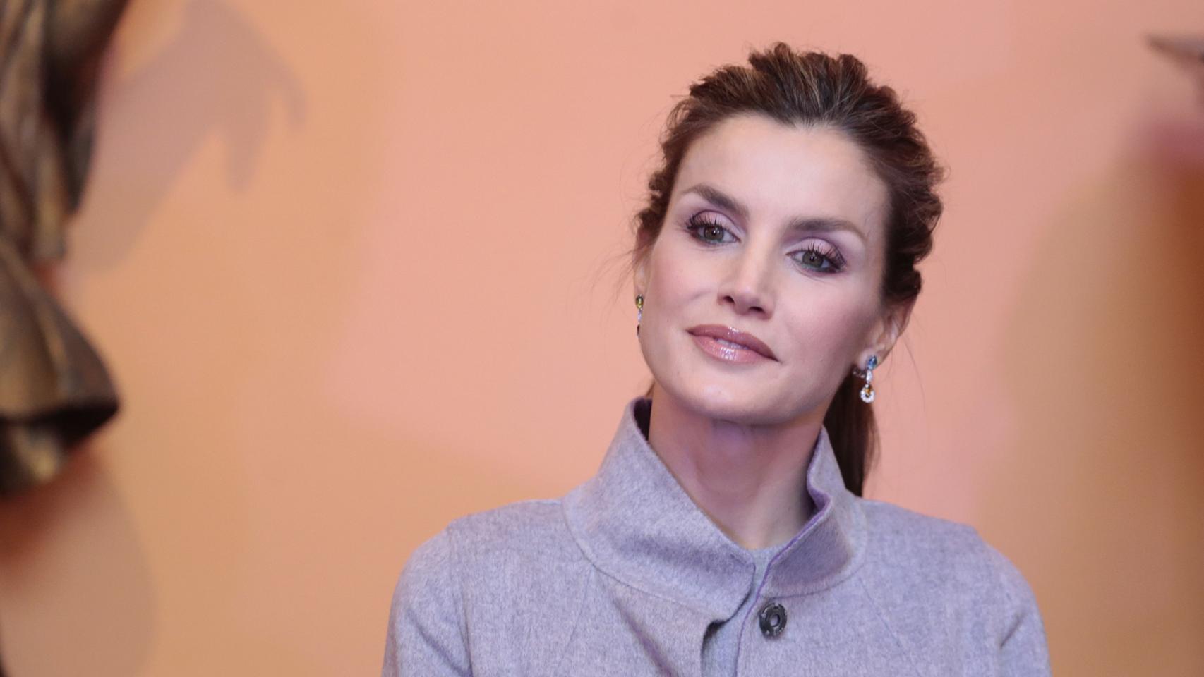 La reina Letizia durante una visita al embajador de España en Portugal