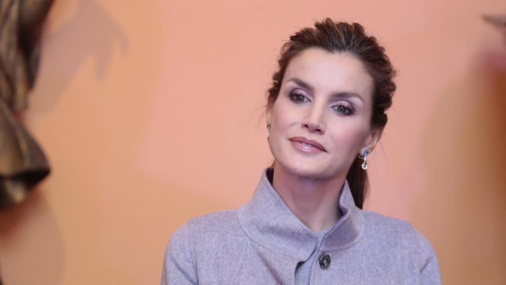 La reina Letizia durante una visita al embajador de España en Portugal