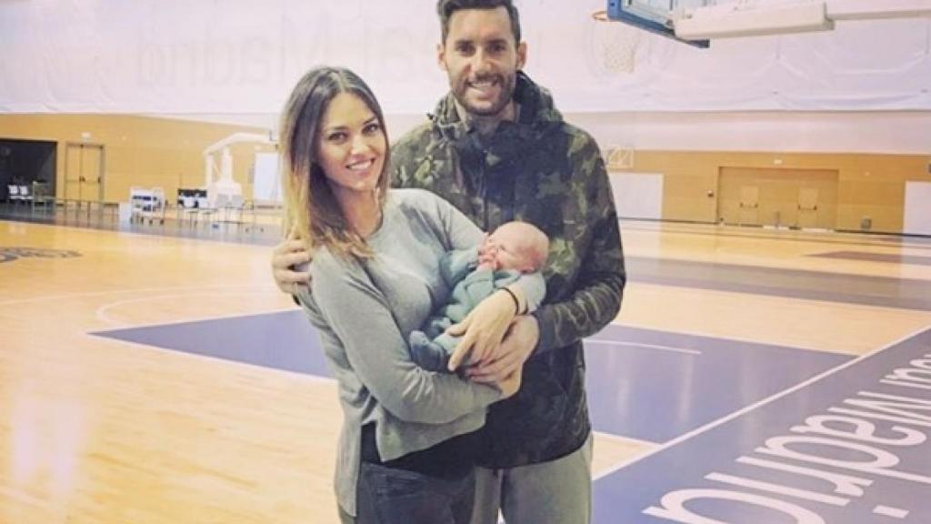 Rudy Fernández junto a su mujer y su hijo.