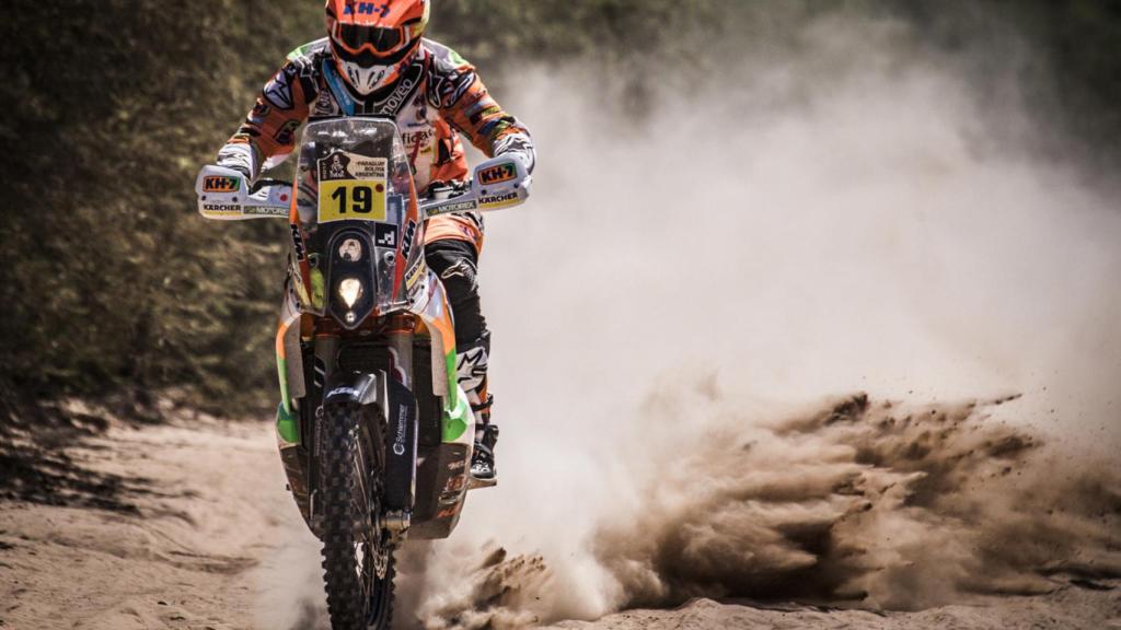 Laia Sanz pilota su KTM, durante una etapa del raid más duro del mundo.