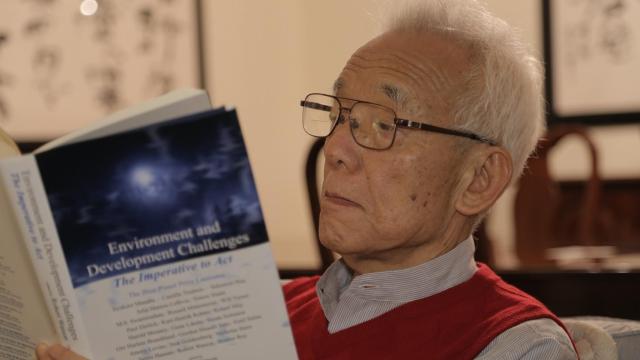 Manabe fotografiado en su despacho.