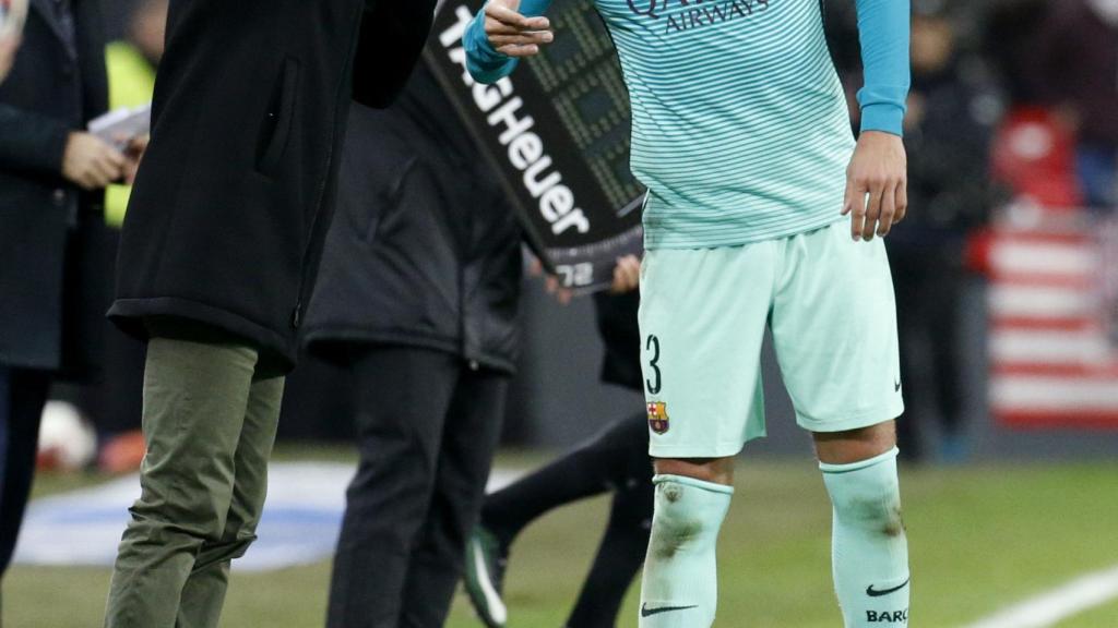 Luis Enrique conversa con Piqué en San Mamés.