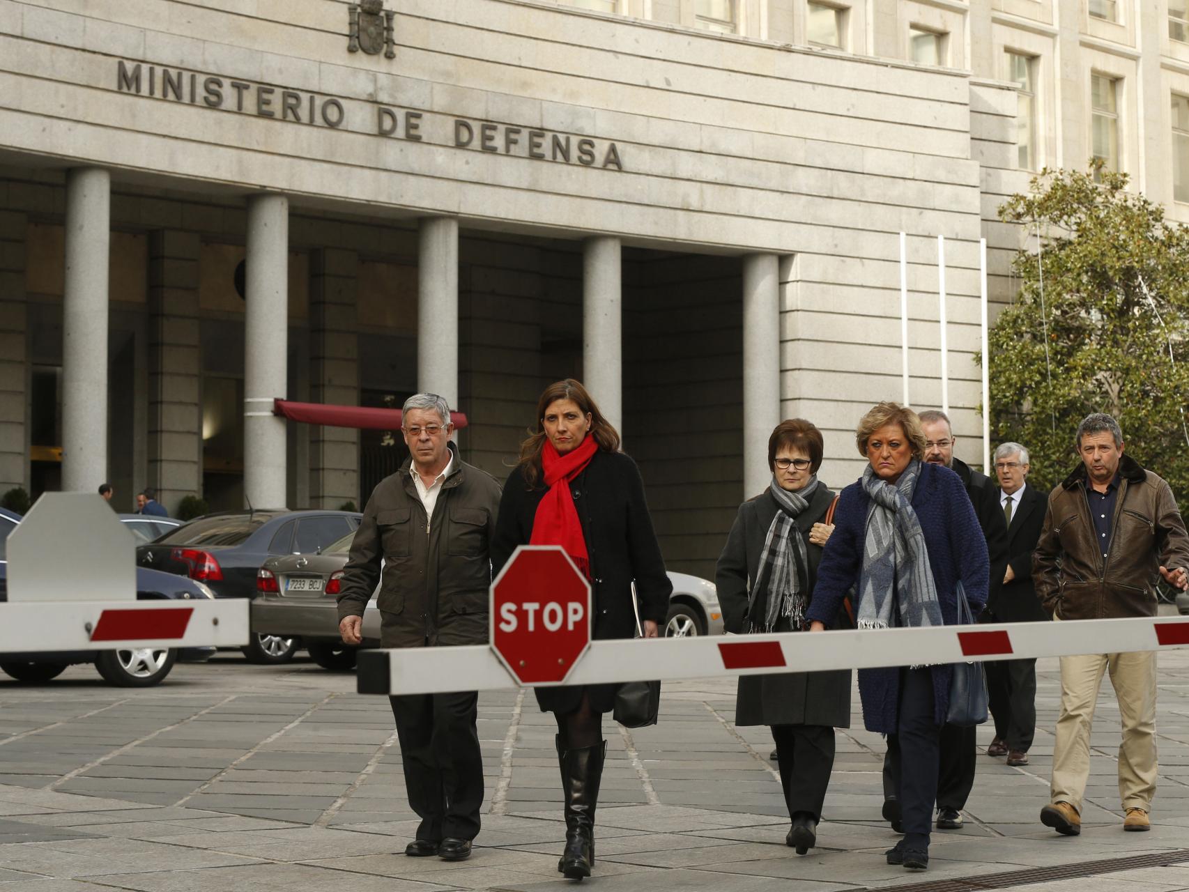 Las víctimas del Yak-42 tras su reunión con María Dolores de Cospedal.