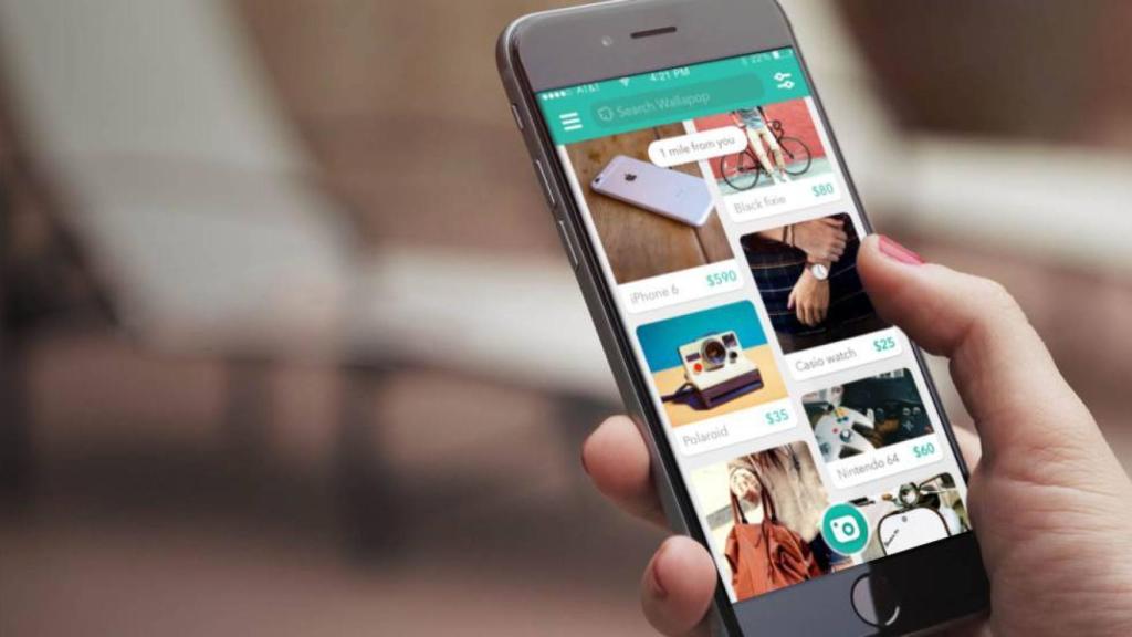 Un usuarios consultando la aplicación de Wallapop en su móvil, en una imagen de archivo.