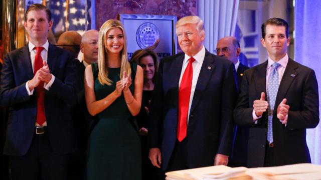 Trump, con su familia, en la rueda de prensa.
